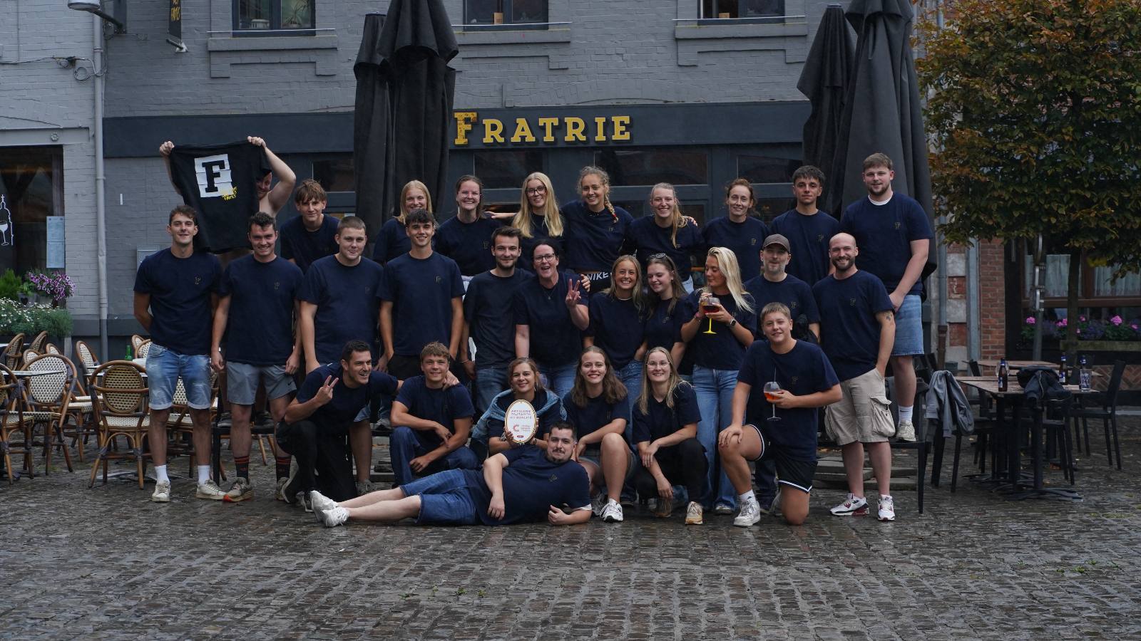 L'équipe de La Fratrie devant la friterie de Paliseul