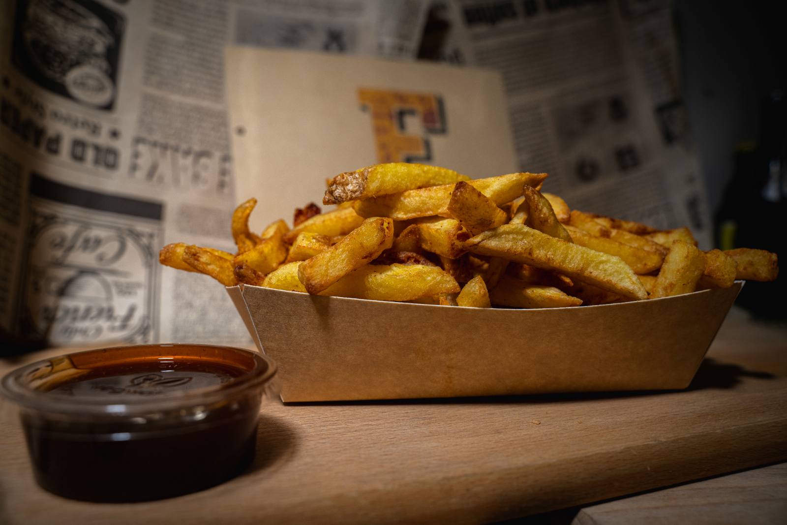 Une barquette de frites et sa sauce