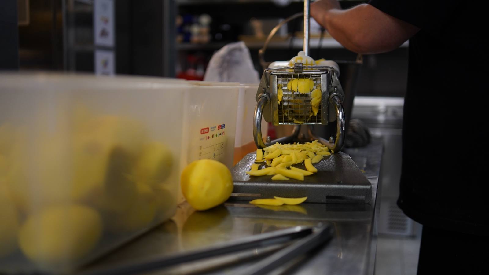 Les pommes de terre passées au coupe-frites