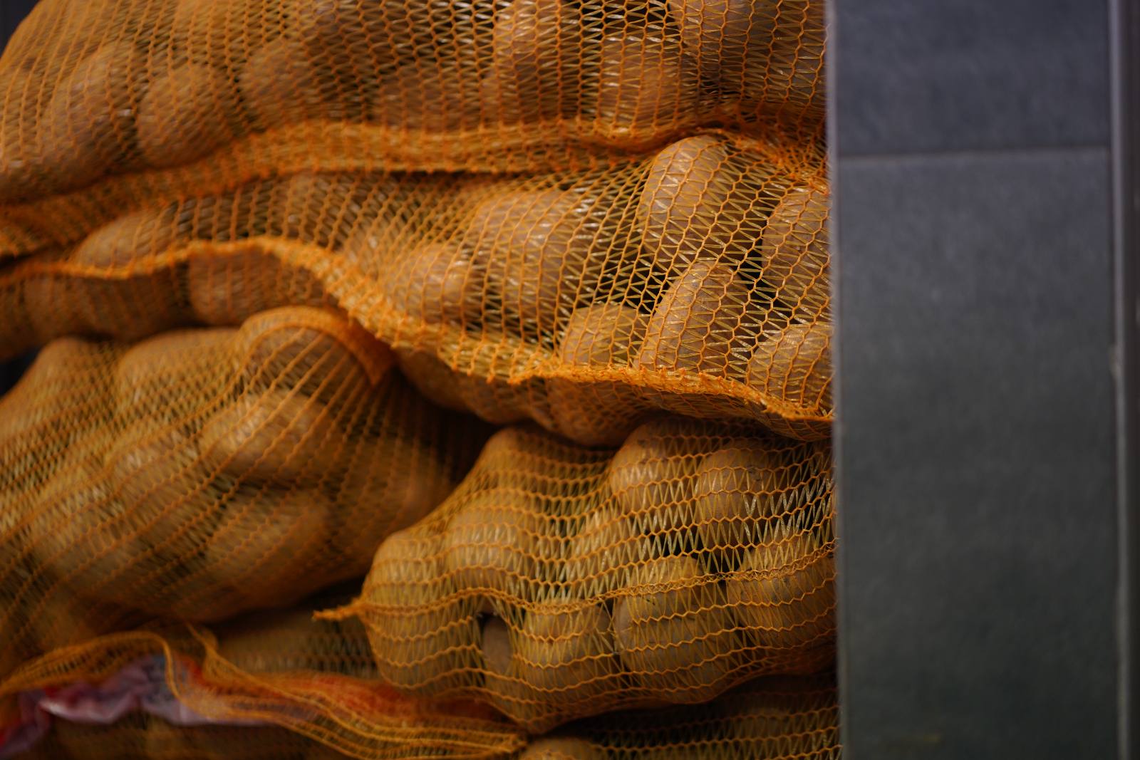 Sacs de pommes de terre en réserve