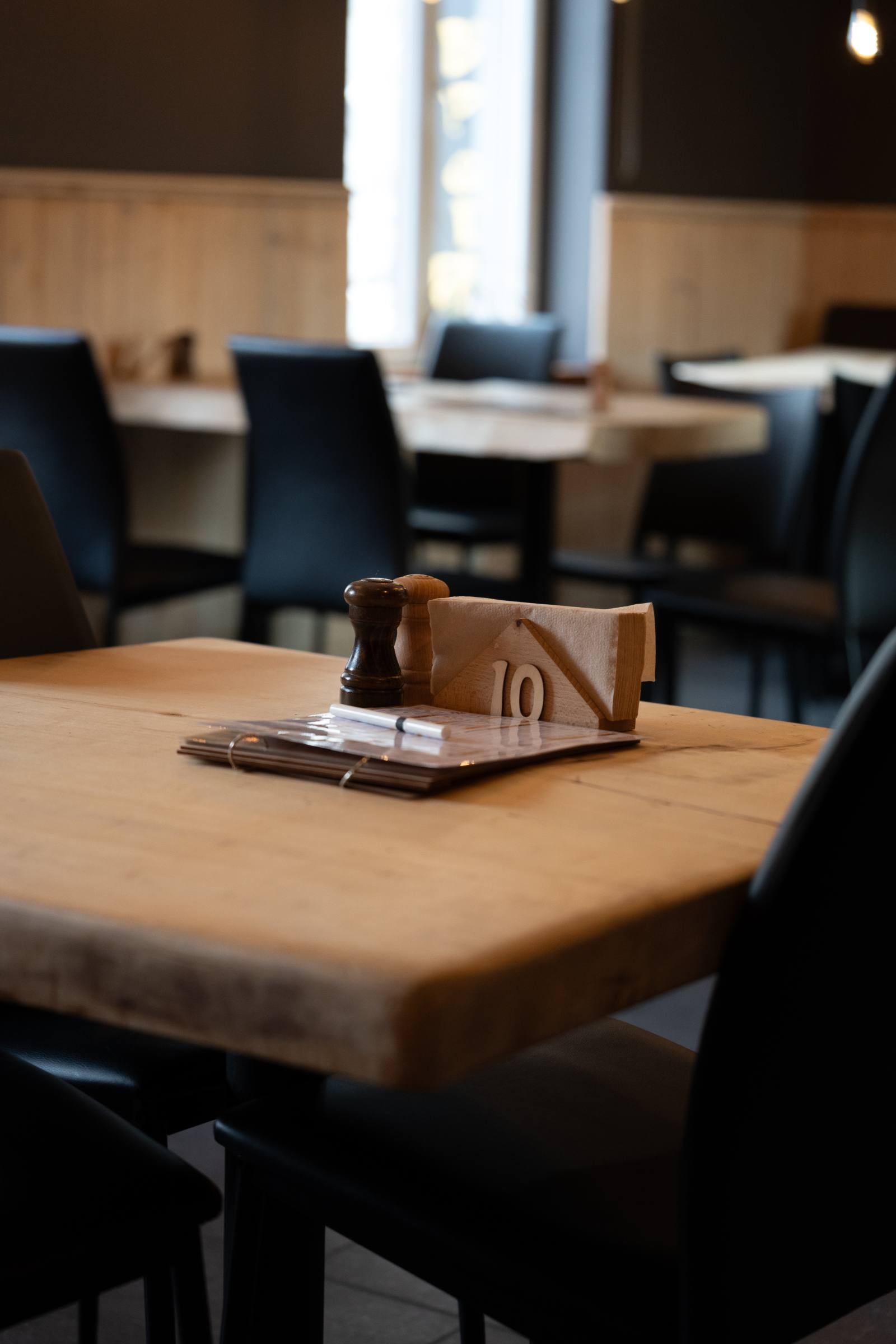 Une table de La Fratrie