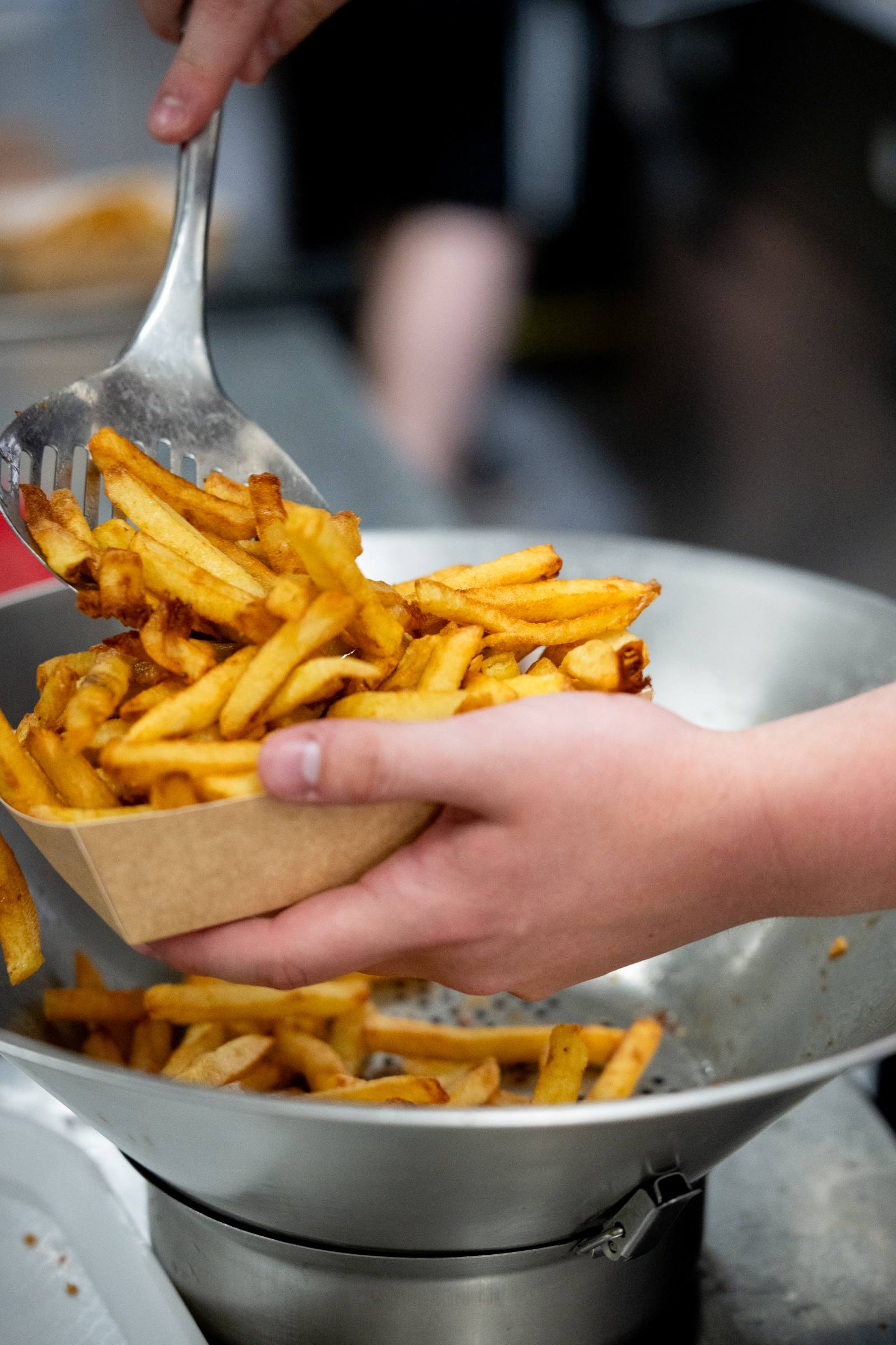 Une barquette de frites servie